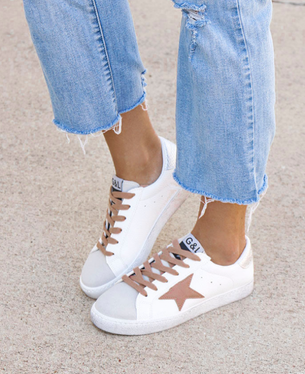 Sepatu sneakers dengan aksen tali yang dapat diikat-ikat untuk tampilan yang unik